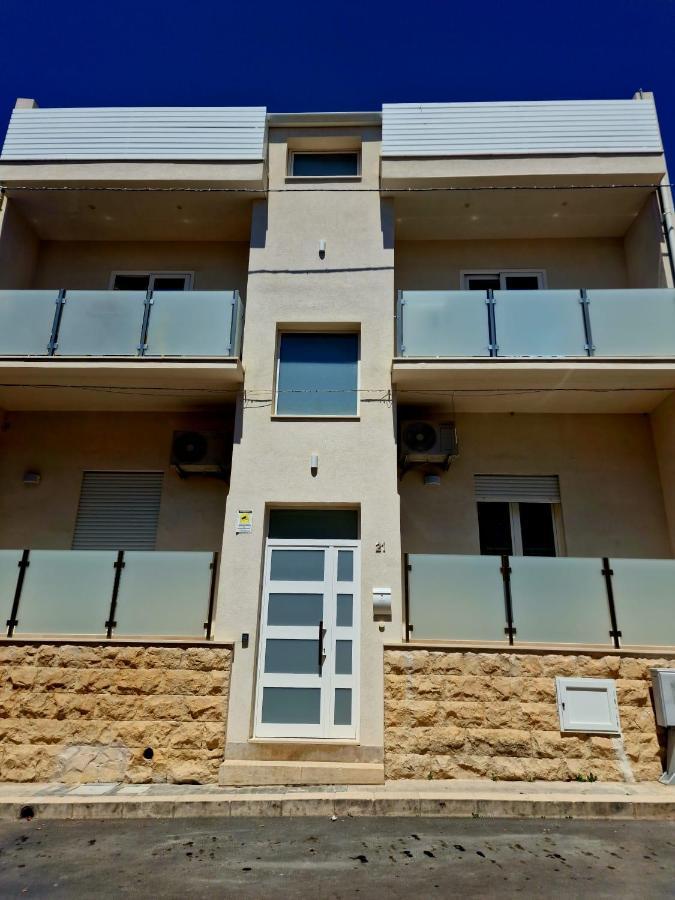 Beach Apartments Marina Di Ragusa Exterior photo